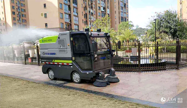 人民网报道：抗击疫情，环卫机器人显身手