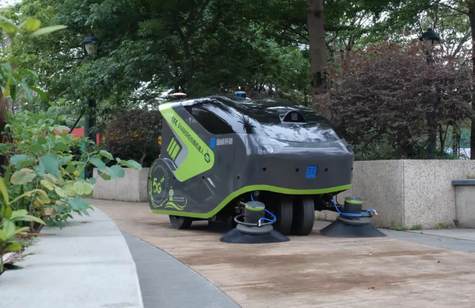 Ezpay环境5G环卫机器人亮相2021中国创新创业成果交易会